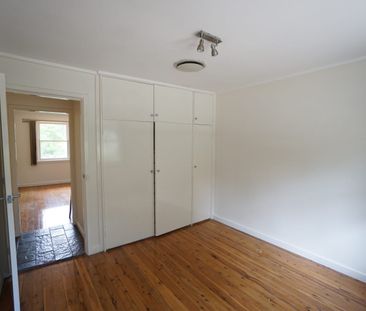 Private, convenient, high side house - Photo 2