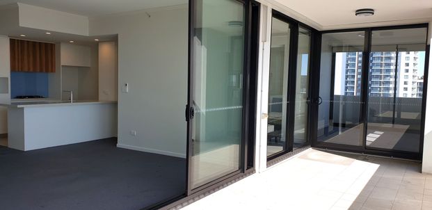 Luxury & C.B.D Located 3-Bedroom Apartment with Stunning City & District Views - Photo 1