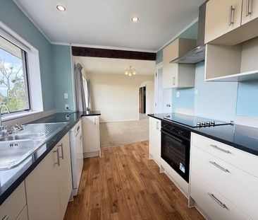 Spacious 4-Bedroom Home in Prime Browns Bay Location! - Photo 1
