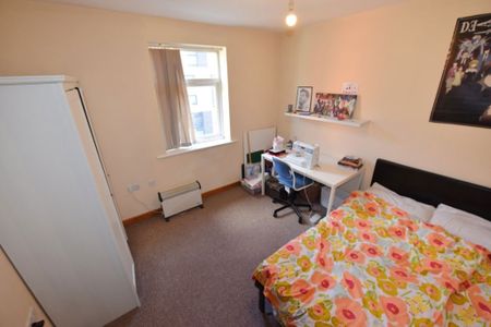 2 bedroom Flat in Low Close Street, Leeds - Photo 2