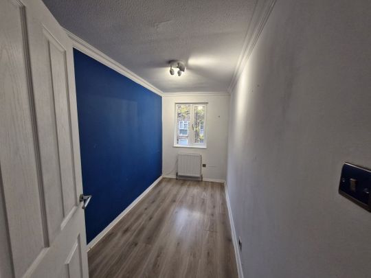 PETERBOROUGH - Photo 1