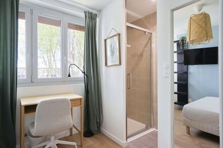SAINTE CLAIRE SR Roommate 3 Bedrooms at Reims - Photo 2
