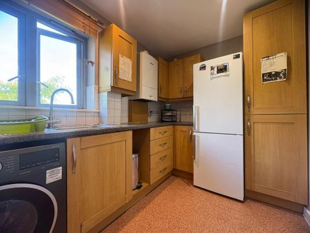 1 bedroom in a flat share to rent - Photo 4