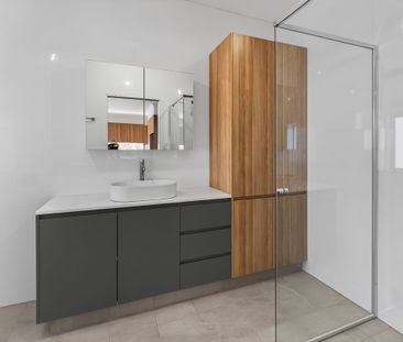 Stylish 3-Bedroom Unit with Escarpment Views & Modern Updates - Photo 5