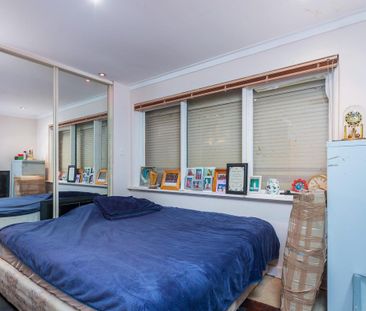 Spacious 3-Bedroom Home in Prime Kelmscott Location! - Photo 4