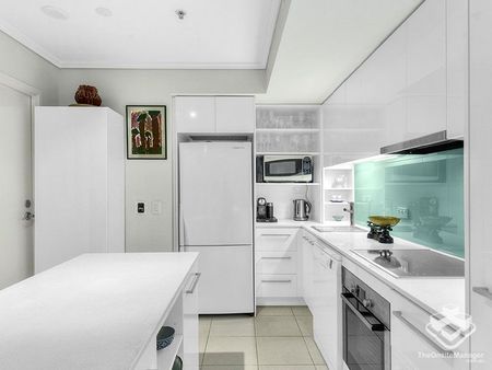 Fully Furnished & Renovated 2 Bedroom 2 Bathroom Apartment in the Heart of City - Photo 4