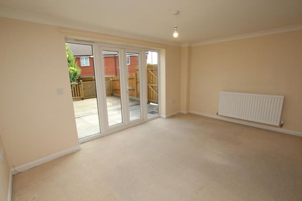 4 bedroom end of terrace house to rent - Photo 1