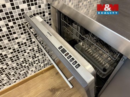Pronájem bytu 1+kk a garsoniéry 57 m² - Fotografie 2