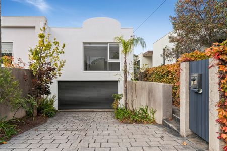 SPACIOUS, LIGHT-FILLED BAYSIDE LIVING. - Photo 4