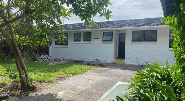 Renovated 3-Bedroom Home with double garage - Photo 1