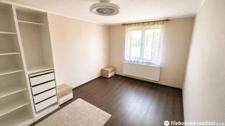 Pronájem bytu 3+1 s balkonem, zahrádkou a garáží Třeboň - Фото 2