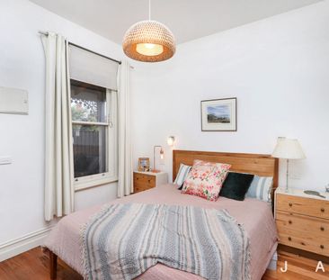 Stunning period residence in highly sought after location - Photo 1