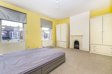 4 bedroom semi-detached house to rent - Photo 4