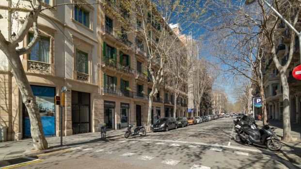 Room in a shared 9-bedroom apartment for rent in La Dreta de l'Eixample - Photo 1