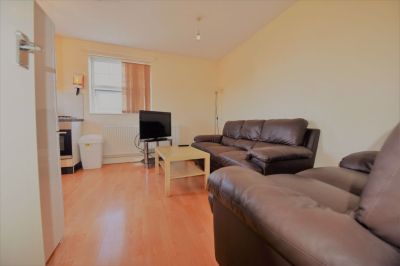 2 bedroom Flat in Ragland Road, Leeds - Photo 1