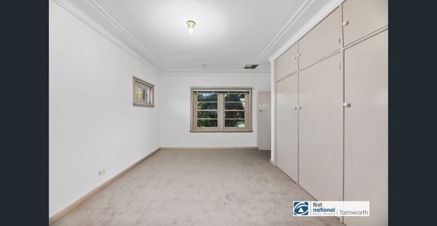 SOUTH TAMWORTH – Simply Delightful Double Brick Family Residence. - Photo 1