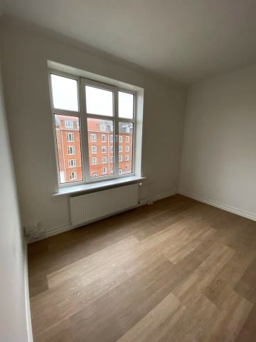 Centralt beliggende lejlighed med lys og charme - Photo 3