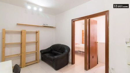 2-bedroom apartment for rent in El Raval, bills included. - Photo 2