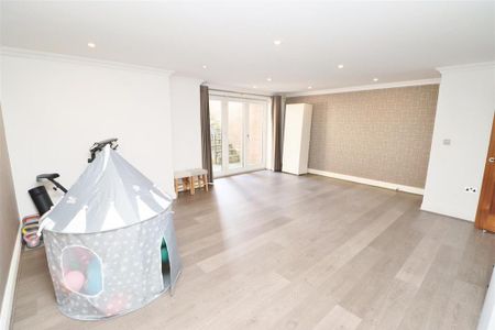 4 bedroom semi-detached house to rent - Photo 4