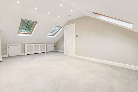 Five bedroom town house located in a popular gated development backing directly onto Richmond Park - Photo 4