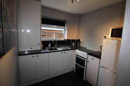 2 bedroom semi-detached house to rent - Photo 5