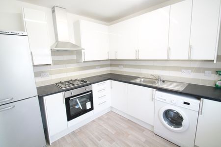 5 Bed End Terrace, Lewis Crescent, NW10 - Photo 5