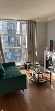 Furnished downtown pet-friendly studio with amazing amenity - Photo 1