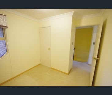 Top location lovely big townhouse with SOLAR ELECTRICITY 2 cars bays - Photo 6