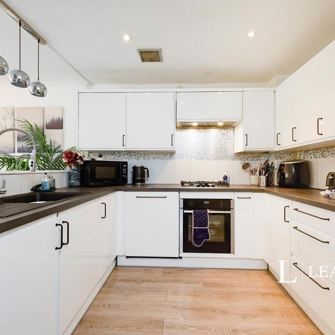 4 bedroom end of terrace house to rent - Photo 1