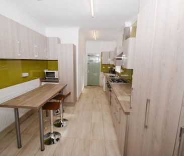 6 bedroom detached house to rent - Photo 2