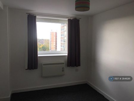 2 bedroom flat to rent - Photo 2