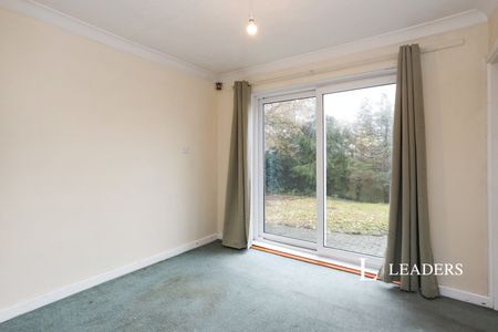 3 bedroom house to rent Pine Ridge, Tonbridge, TN10 - Photo 2