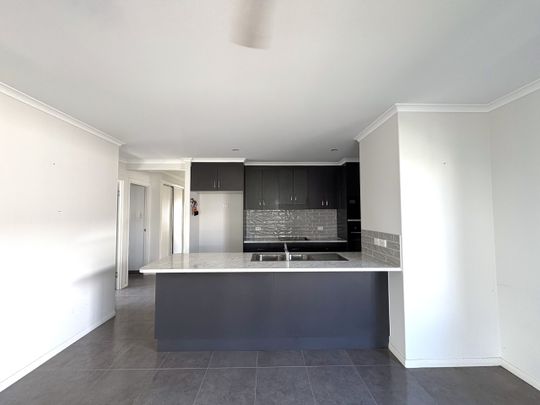 MODERN LIVING IN MOUNT LOW - 4 BEDROOMS + MEDIA ROOM - Photo 1