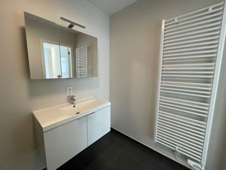 Mooi instapklaar appartement op het tweede verdiep met zicht op het pittoreske kerkplein. Midden in het commercieel centrum en op wandelafstand van de zee. - Photo 3