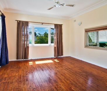 THREE BEDROOM HOME WITH LEVEL YARD - PROPERTY HAS SINCE BEEN PAINTE... - Photo 3