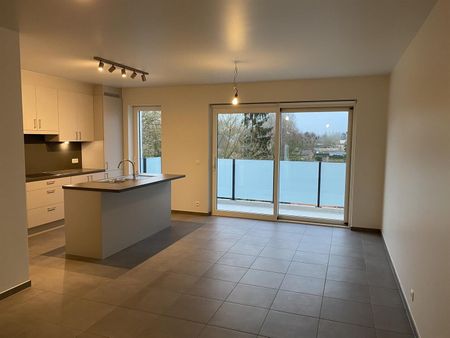 Recent appartement op de 2de verdieping met autostaanplaats nabij het centrum van Wezemaal, ideaal gelegen met een uitstekende bereikbaarheid (E40, openbaar vervoer). - Photo 3