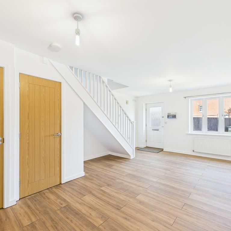 2 bedroom end of terrace house to rent - Photo 1