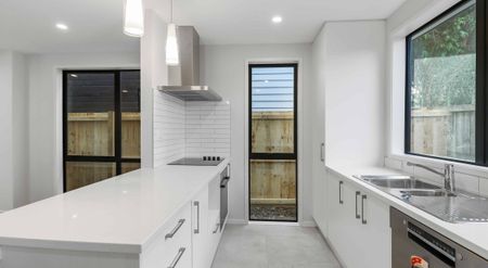 Townhouse in a convenient location! - Photo 4