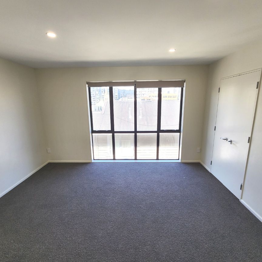 PRIME INNER-CITY LIVING! - Photo 1