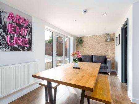 OX Living is proud to present this high-quality 9-bedroom co-living property, perfect for working professionals looking for stylish, stress-free living. Room 3 - Photo 3