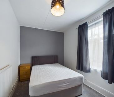 4 bedroom semi-detached house to rent - Photo 6