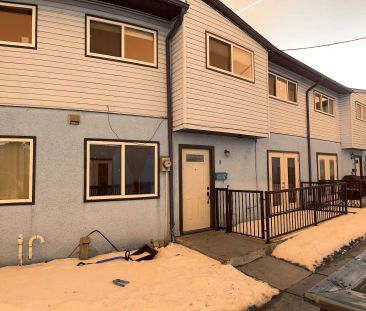 Spacious 3 bedrooms Townhouse Condo in Forest Lawn — 3 Bedrooms Tow... - Photo 1