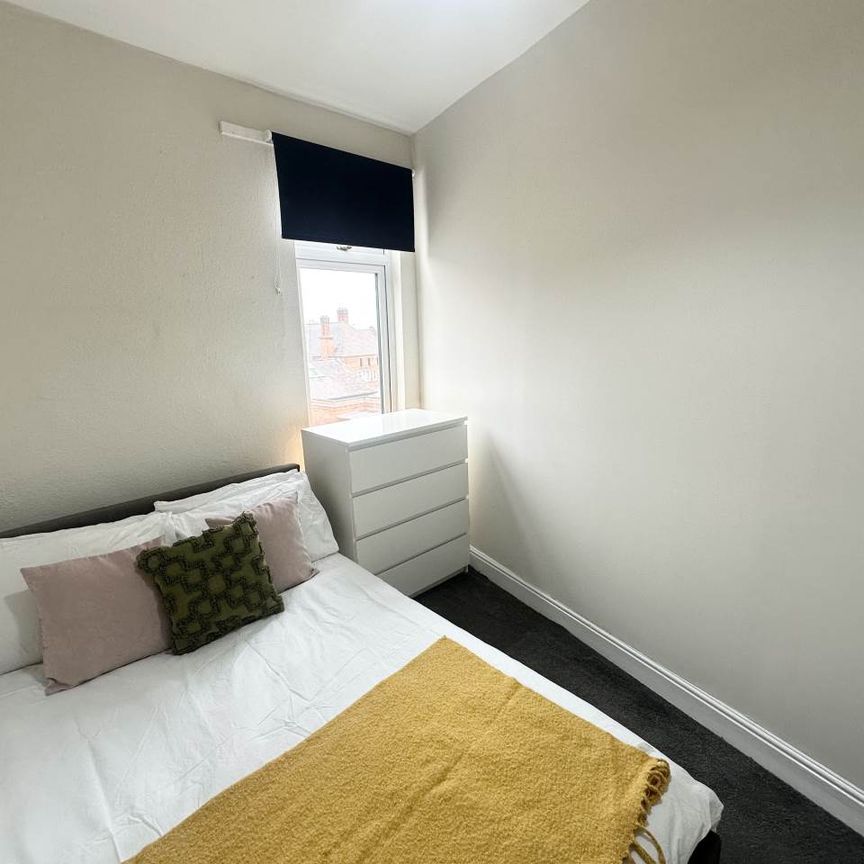 Wetherby Grove (Room 4), Burley, Leeds - Photo 1