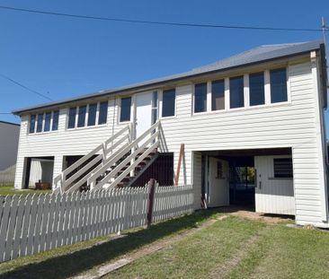 NEAT AND WELL PRESENTED 3 BEDROOM QUEENSLANDER - Photo 1