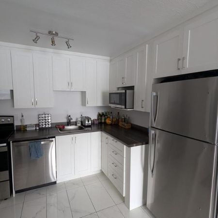 3 1/2 Grand Demi Sous-Sol à Louer | Dispo à partir Avril ou Mai - Photo 4