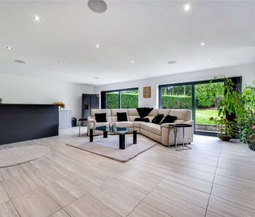 An exceptional architect designed residence set within a 0.75 acre ... - Photo 5