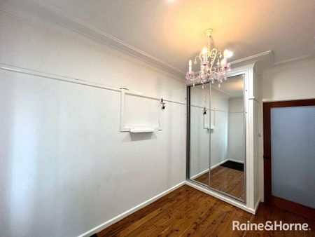 CHARMING THREE BEDROOM HOME IN MACQUARIE FIELDS! CLOSE TO STATION! - Photo 5