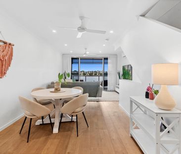 Modern 2-Bedroom Waterfront Townhouse with Breath-taking Views - Photo 3