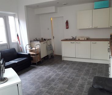 Room in a Shared House, Strawberry Road, M6 - Photo 4