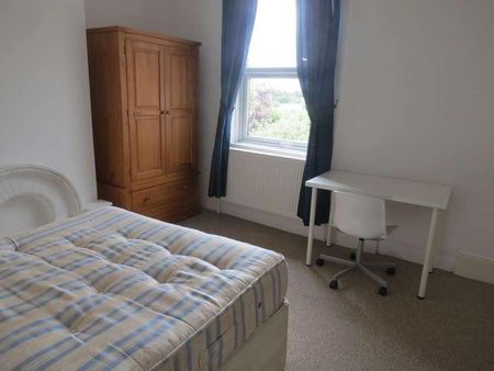 Bedroom House In Charminster, BH8 - Photo 4